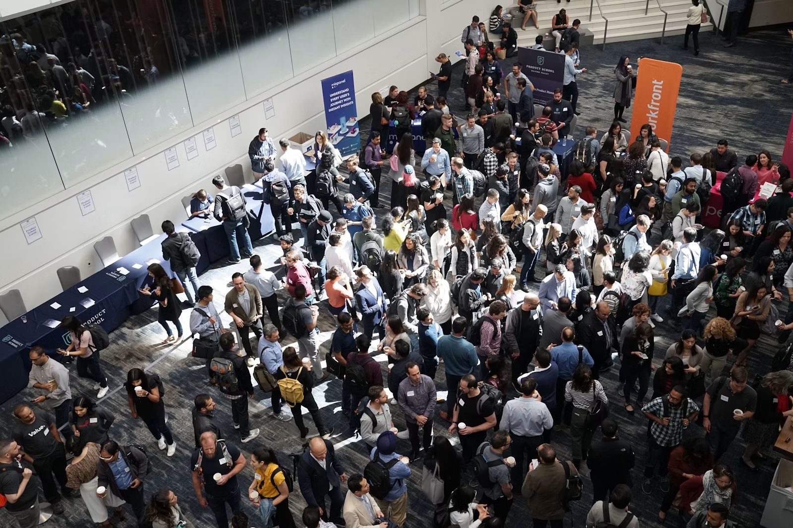 Besucher erkunden Messestände auf einer Lebensmittelmesse
